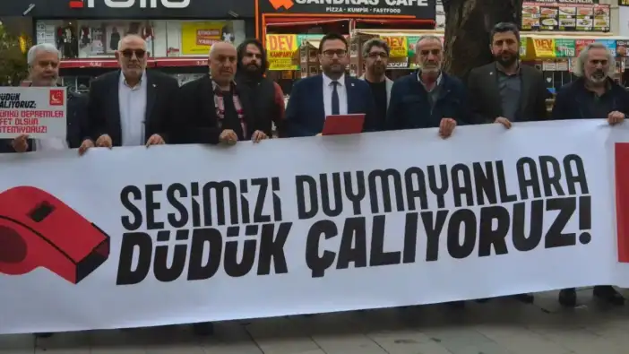 Antalya Saadet Partisi’nden Düdüklü Eylem: 'Enkaz Altında Kalmak İstemiyoruz'