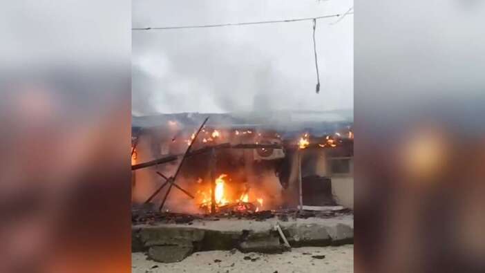 Antalya Serik'te alevler evi yuttu: İtfaiye 1 saat mücadele etti