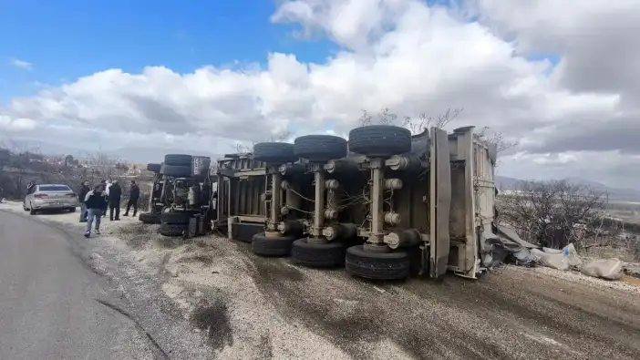 Burdur-Isparta Dağ Yolunda TIR Devrildi