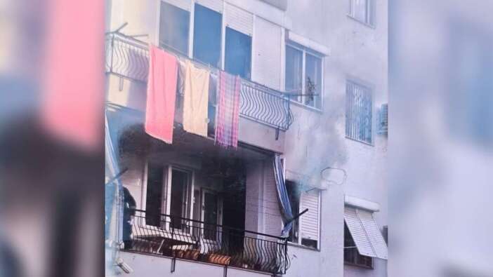 Antalya’da Ev Yangını: Uykuda Yakalandı, Müdahale Ederken Yaralandı