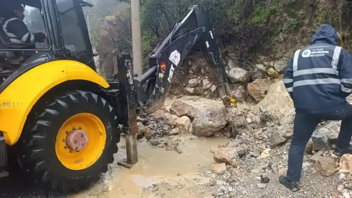 Büyükşehir Ekipleri Alanya’da Yolları Güvenli Hale Getirdi