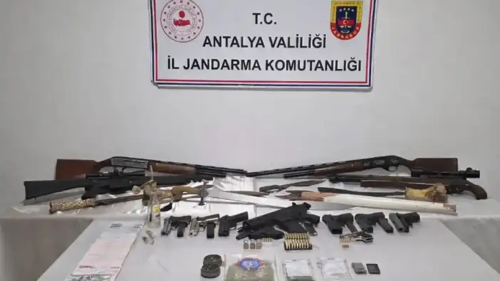 Konyaaltı’nda Yapılan Aramada Bir Evde Silah ve Uyuşturucu Ele Geçirildi