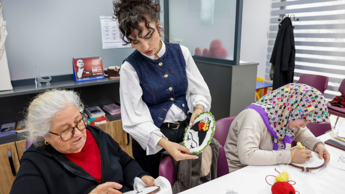 Antalya'da Kadınlara Üretim Desteği: Sandıktan Çıkan Sanat Geri Dönüyor