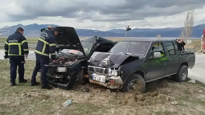 Burdur’da Korkutan Kaza, Kamyonet ve Otomobil Birbirine Girdi