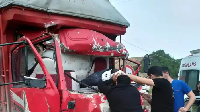 Manavgat’ta Muz Yüklü Kamyon Kaza Yaptı: Araçta Sıkışan Sürücü Ağır Yaralı