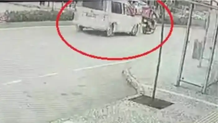 Antalya’da Yayalara Yol Veren Motosiklete Araç Çarptı