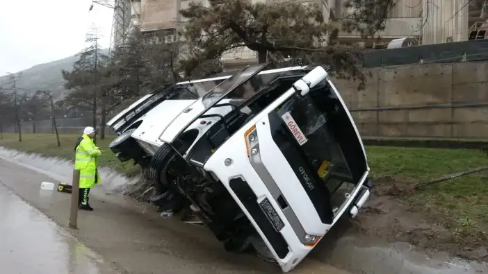 Isparta’da Mahkumların Bulunduğu Askeri Nakil Minibüsü Devrildi