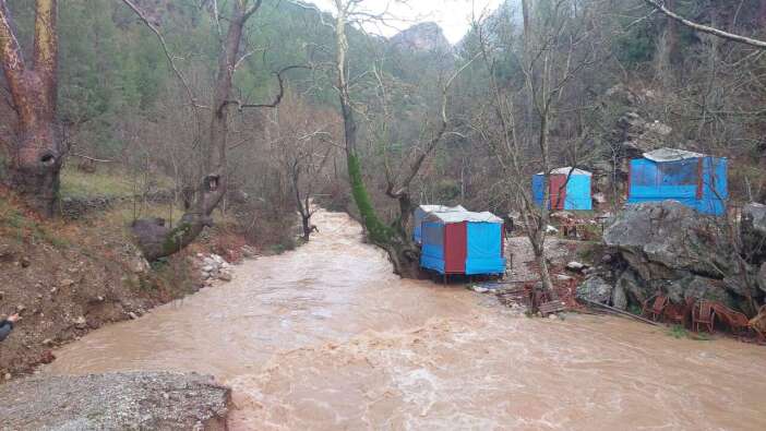 Antalya Gündoğmuş’ta ana yol yarıldı: Mahallelerle ulaşım kesildi
