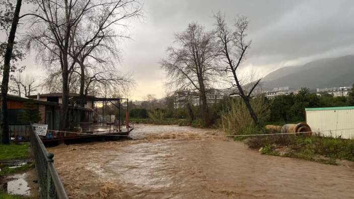 Antalya Alanya'da sağanak vurdu! Oba Çayı taştı, Vatandaşlar mahsur kaldı