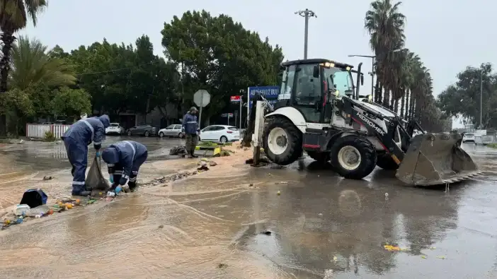Antalya’da Şiddetli Yağış ve Fırtınaya Karşı Büyükşehir’den Kesintisiz Mesai