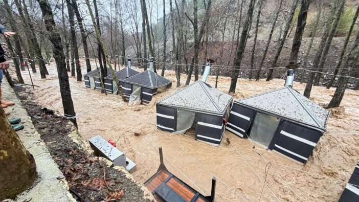 Mersin’de sel sularına kapılan çadırlar böyle sürüklendi