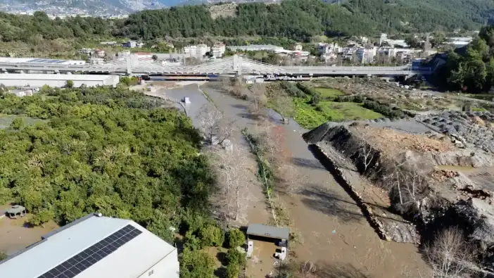 Kaş’ta Eşen Çayı Taştı, Tarım Arazileri Suya Battı