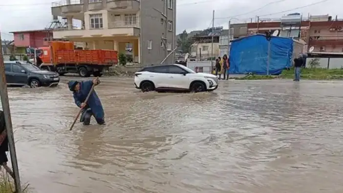 Hatay'da 3 gündür durmuyor! İki ilçede sel yolları kapattı