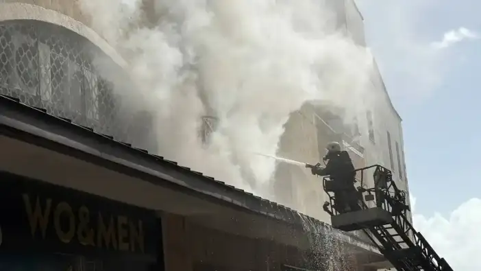 Aksu’da Korkutan Yangın, AVM’yi Alevler Sardı