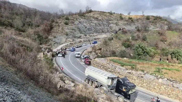 Alanya'da Toprak Kamyonu 2 Otomobille Çarpıştı: 1 Ölü, 3 Yaralı