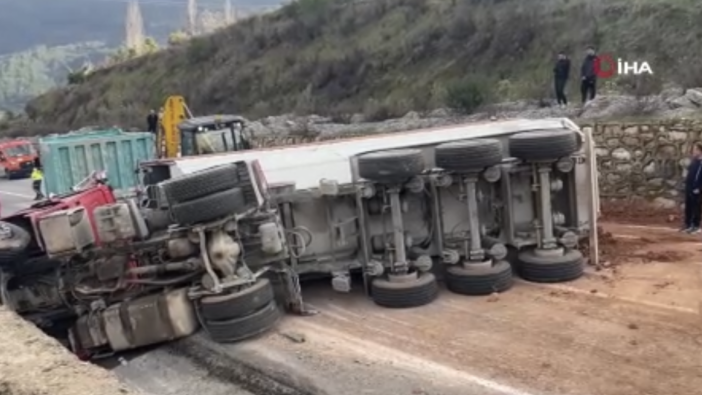 Alanya’da Feci Çarpışma: Kum Yüklü Kamyon Karşı Şeridi Biçti