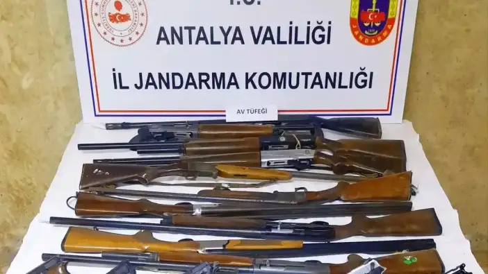 Korkuteli’nde Ruhsatsız Silah Operasyonu! Çok Sayıda Silah Ele Geçirildi