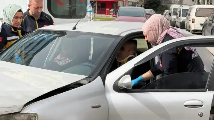 Muratpaşa’da Araçlar Çarpıştı: Aynı Aileden 3 Yaralı