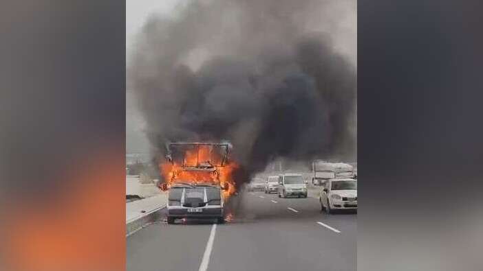 Denizli yolunda korku dolu anlar! Ticari araç saniyeler içinde alev topuna döndü