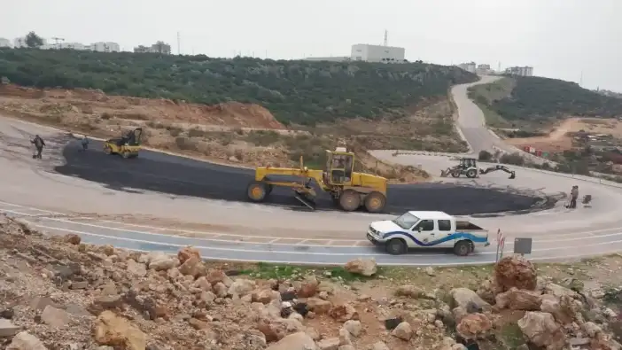 Kepez’de Şiddetli Yağmurun Bozduğu Yollar Yenilendi