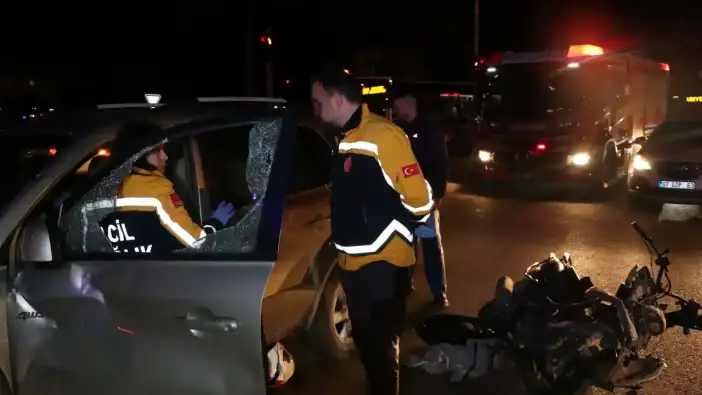 Muratpaşa’da Korkunç Kaza, Motosiklet Savruldu: 3 Yaralı