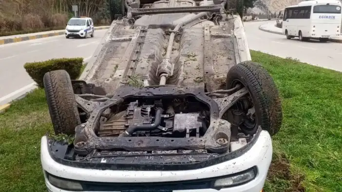 Eğirdir’de Takla Atan Otomobil Refüjde Ters Döndü