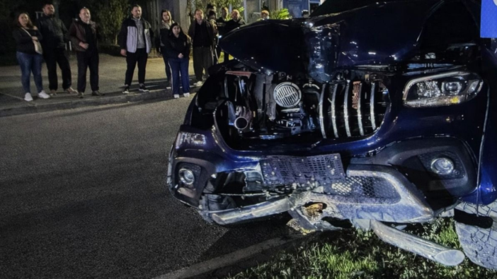 Gazipaşa'da Korkutan Kaza: SUV Tipi Araç Ağaca Çarptı