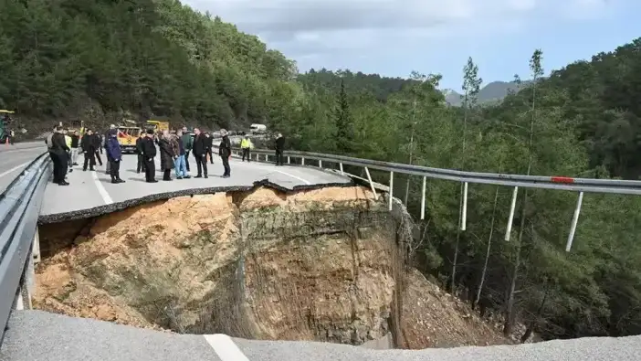 Antalya-Kumluca Yolunda Korkutan Yarık: Dev Göçük Meclis Gündeminde!
