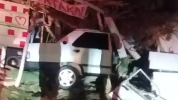 Serik'te Otomobil Çilek Tezgahına Daldı