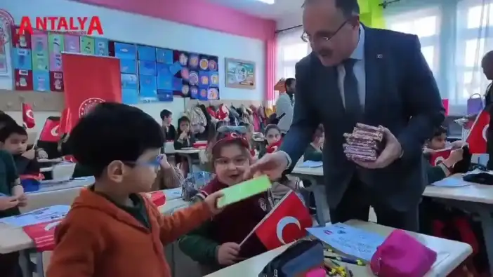 Antalya’da Okuma Yazmayı Öğrendiler, İlk Mektubu Mehmetçik’e Gönderdiler