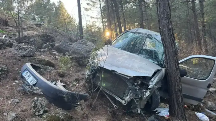 Bucak’ta Hafif Ticari Araç Kayalıklara Savruldu