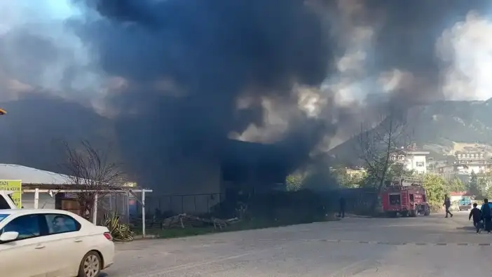 Alanya'da Aynı Depoda İkinci Yangın Kabusu: Klima Ve Kuluçka Makineleri Kül Oldu!