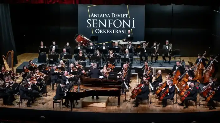 Antalya’da Romantik Bir Gece: Genç Virtüöz Kaan Baysal AKM’de Büyüledi