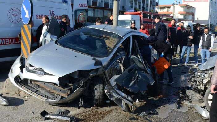 Gedik Kavşağı’nda Şiddetli Çarpışma: Eşi Teselliye Geldi