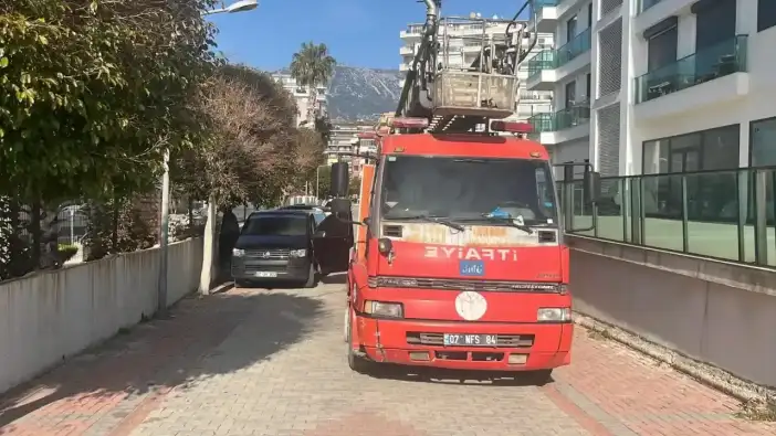 Alanya’da Araçta Çıkan Yangını İtfaiye Önledi