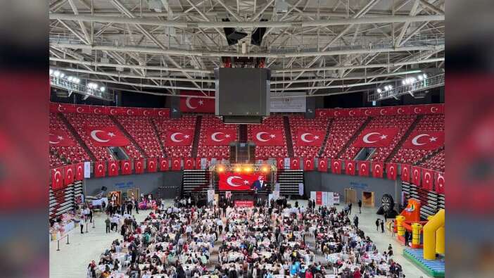Tribünlerin abisinden dev sofra: 1200 çocuk ve Antalya protokolü aynı iftarda buluştu!