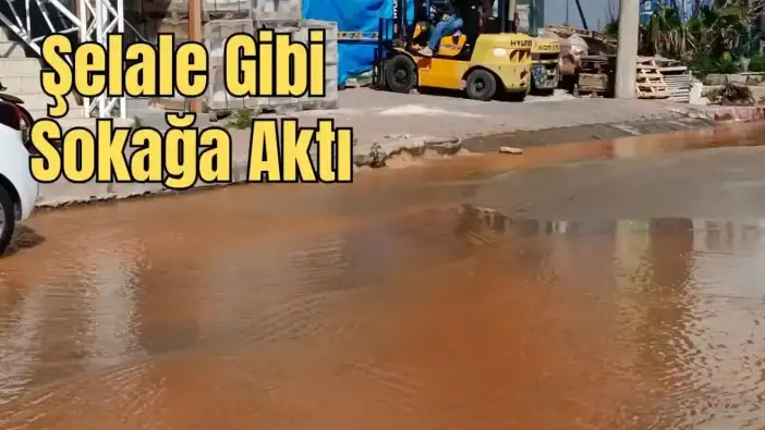 Muratpaşa'da Patlayan Su Borusu Sokakları Göle Çevirdi