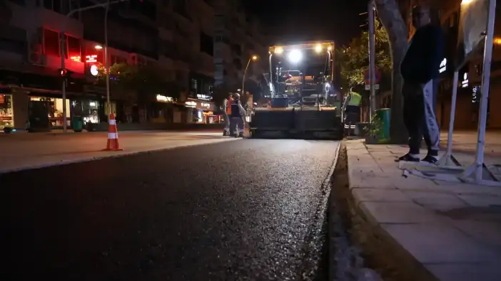 Antalya’nın İşlek Caddesinde Gece Asfalt Mesaisi