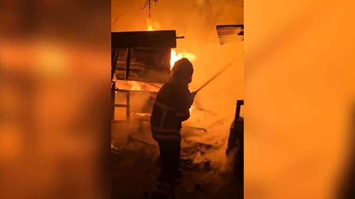 Adana'da Karanlığı Alevler Aydınlattı! Görenler Telefona Sarıldı: Baraka Kül Oldu