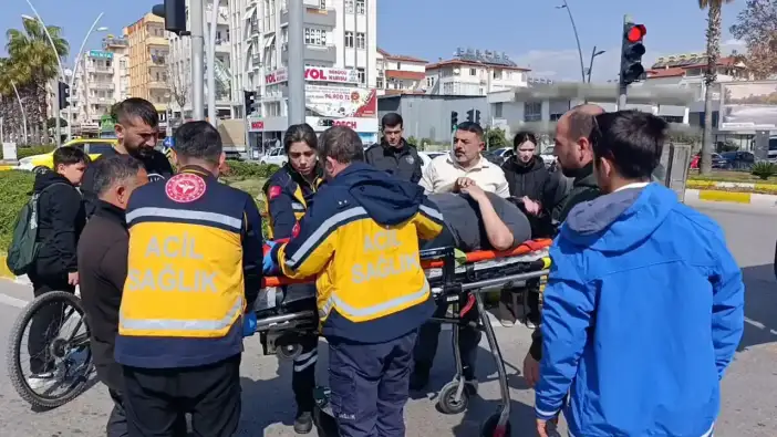 Manavgat’ta Kavşakta Devrilen Sürücü Yaralandı