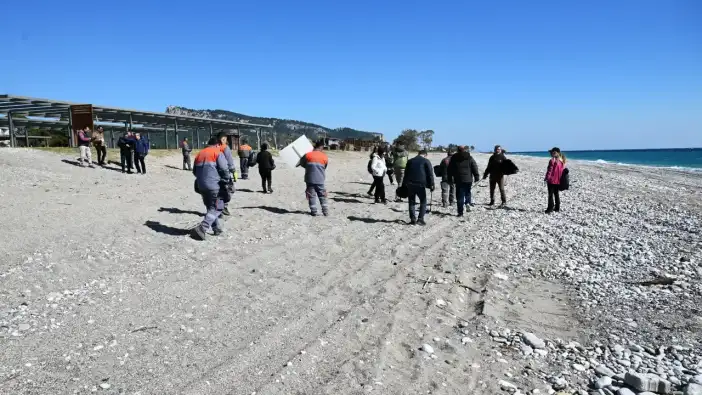 Kemer’in Çamyuva Sahili Atıklardan Arındırıldı