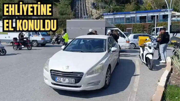 Manavgat'ta Kırmızı Işıkta Geçen Otomobil Motosiklette Çarptı! Ehliyetine El Konuldu