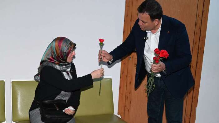 Kemer Belediyesi’nden Kadın Çalışanlara Karanfil Sürprizi