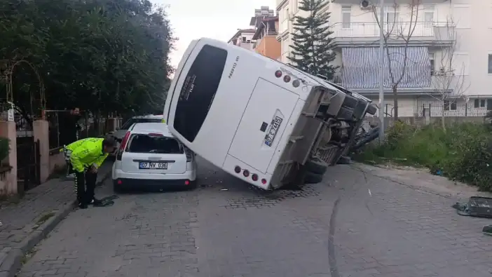 Manavgat’ta Ters Yöne Giren Minibüs Araçların Üzerine Devrildi