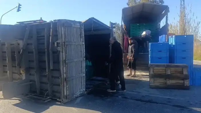 Manavgat’ta Muz Yüklü Kamyonun Kasası Yola Savruldu
