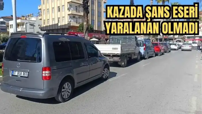 Manavgat'ta Trafikte 6 Araç Birbirine Girdi! Kazada Şans Eseri Yaralanan Olmadı