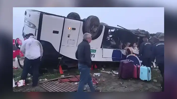 Bayram Sabahı Adana’da Yolcu Otobüsü Devrildi: 2 Ölü, 23 Yaralı!