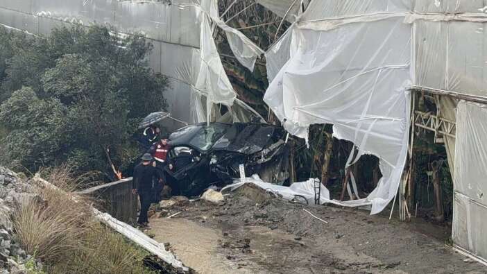 Alanya’da Korku Dolu Anlar: Lüks Otomobil Muz Serasına Daldı