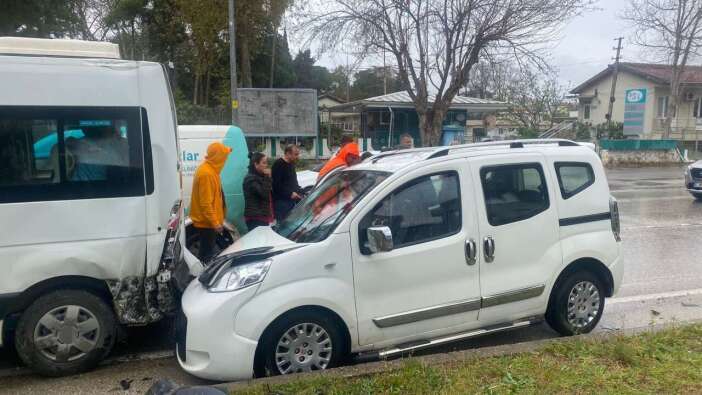 Antalya’da Zincirleme Kaza: Ekipler Sıkışan Yolcu İçin Zamanla Yarıştı