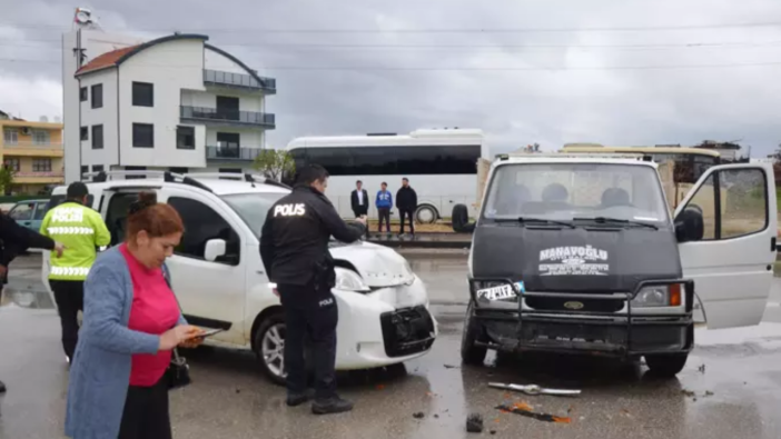 Serik’te Korkutan Çarpışma: Hava Yastıkları Hayat Kurtardı!